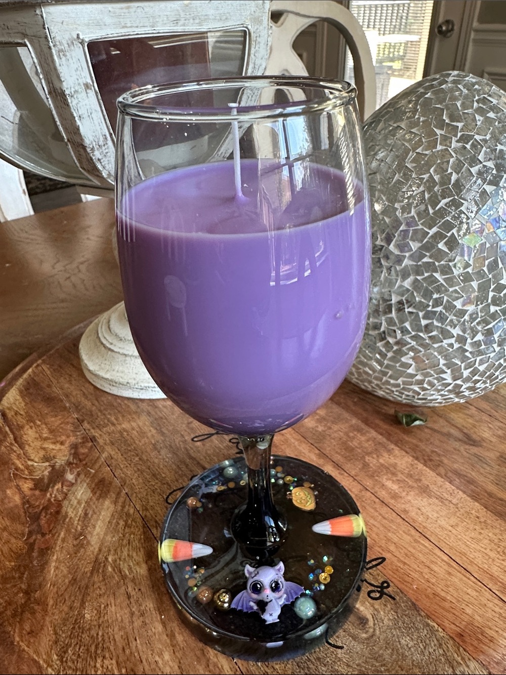 👻black tinted🎃 wine glass candle with epoxy resin base - Picture 3 of 5
